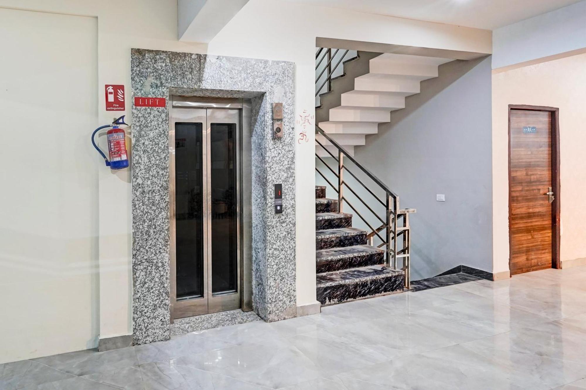 Super Townhouse Sector 86 Near Sector 83 Metro Station 호텔 노이다 외부 사진